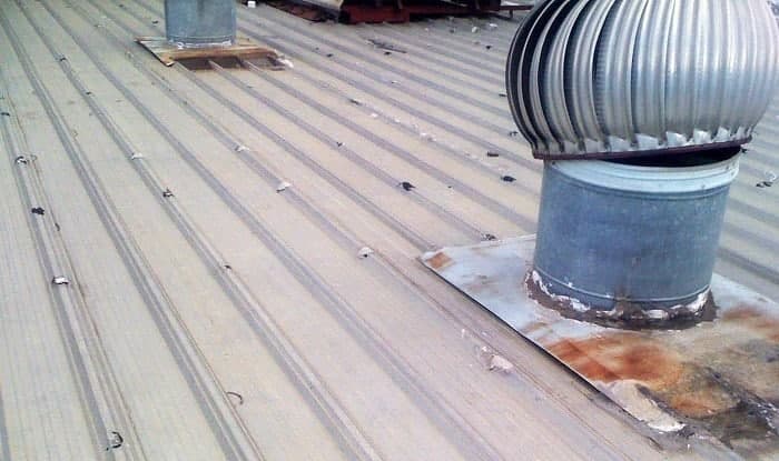 Bề mặt mái tôn sau khi được sơn chống thấm dột chuyên nghiệp bởi 1Fix.