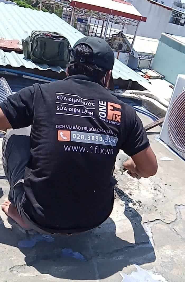 Thợ 1Fix đang thi công lớp sơn chống thấm Kova CT-11A Plus Sàn trên bề mặt sân thượng đã được chuẩn bị kỹ lưỡng.