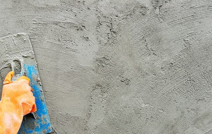 Thợ 1Fix đang thi công lớp chống thấm xi măng lên bề mặt trần nhà, đảm bảo độ phủ đồng đều và kỹ thuật.