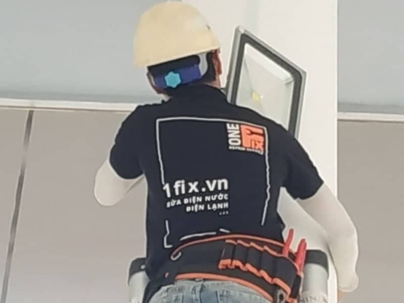 Sử dụng đèn trang trí và đèn bàn để tạo điểm nhấn cho phòng ngủ