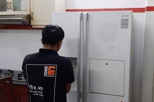 Kỹ thuật viên 1Fix kiểm tra và vệ sinh tủ lạnh chuyên nghiệp tại nhà.