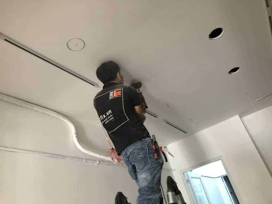 Thợ điện đang tiến hành lắp đặt hệ thống đèn LED âm trần cho trần thạch cao phòng ngủ.