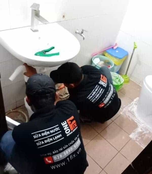 Thợ 1Fix thực hiện thay vòi nước lavabo chuyên nghiệp tại TPHCM
