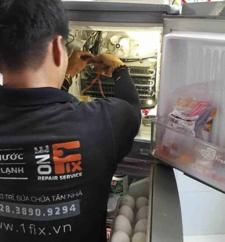 Dàn lạnh tủ lạnh bị đóng một lớp tuyết dày đặc, dấu hiệu của hệ thống xả đá gặp sự cố.