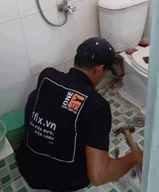 Két nước bồn cầu kêu to khi hầm cầu bị đầy hoặc đường ống thoát có vấn đề