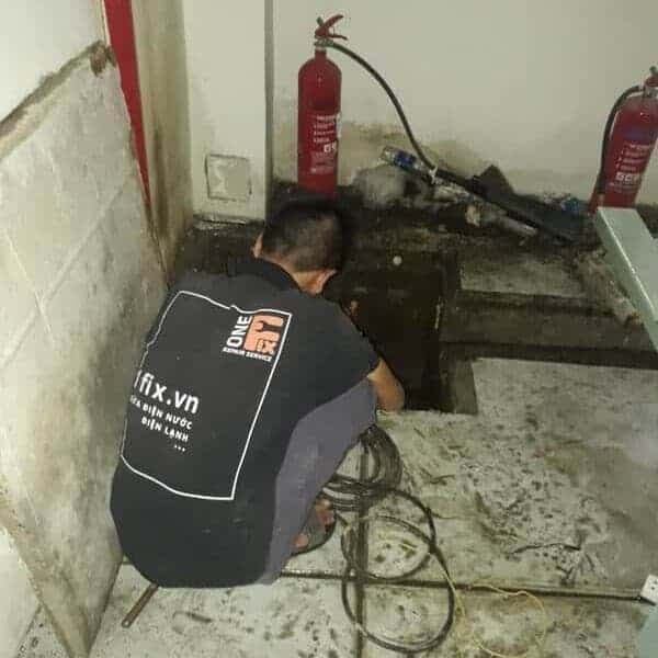 Thợ chuyên nghiệp của 1Fix đang kiểm tra và chuẩn bị thông nghẹt bồn cầu cho khách hàng tại TPHCM.