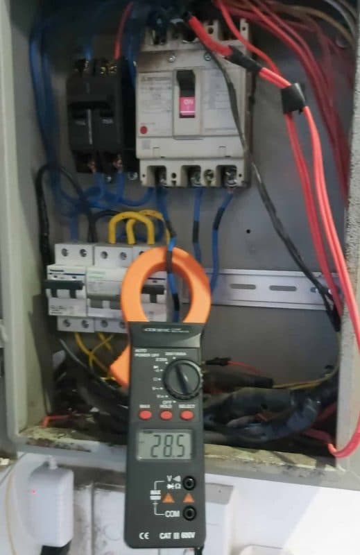 Một chiếc đồng hồ đo điện vạn năng kỹ thuật số hiện đại với màn hình LCD và que đo.