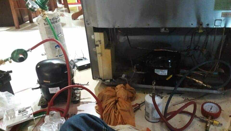 Sửa Lốc Tủ Lạnh Kêu To: 5 Nguyên Nhân & Cách Khắc Phục