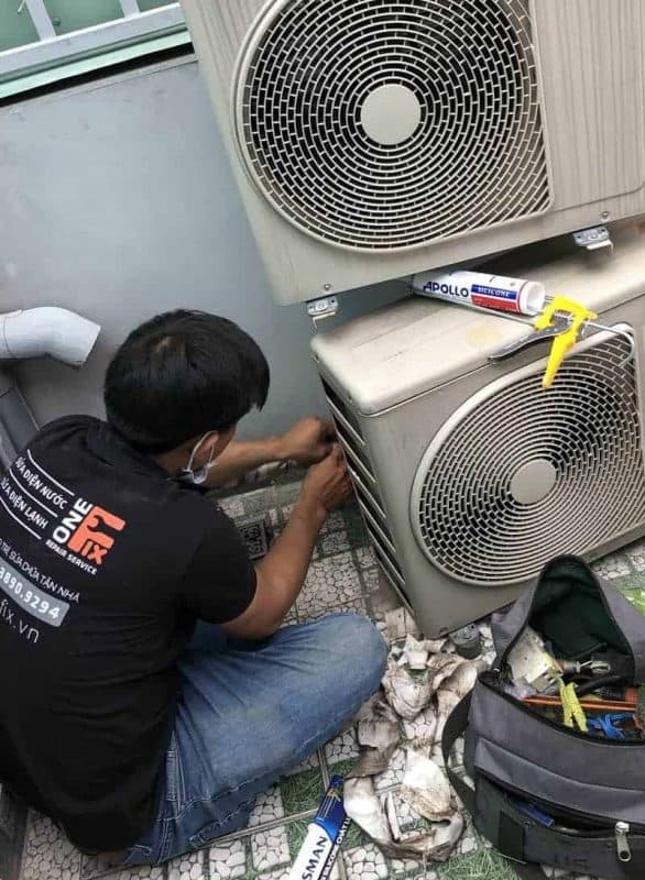 Gia đình tận hưởng không gian mát mẻ và yên tĩnh nhờ máy lạnh Inverter.