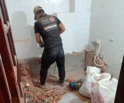 Hình ảnh chân tường bị rỉ nước, ẩm mốc và bong tróc sơn, một dấu hiệu cần xử lý ngay.