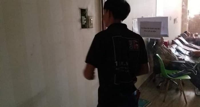 Hình ảnh thợ điện 1Fix đang siết chặt các đầu dây vào aptomat mới, đảm bảo tiếp xúc tốt và an toàn.