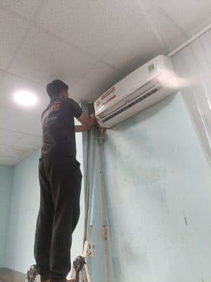 Thợ 1Fix đang kiểm tra và lựa chọn kích thước ống đồng máy lạnh phù hợp