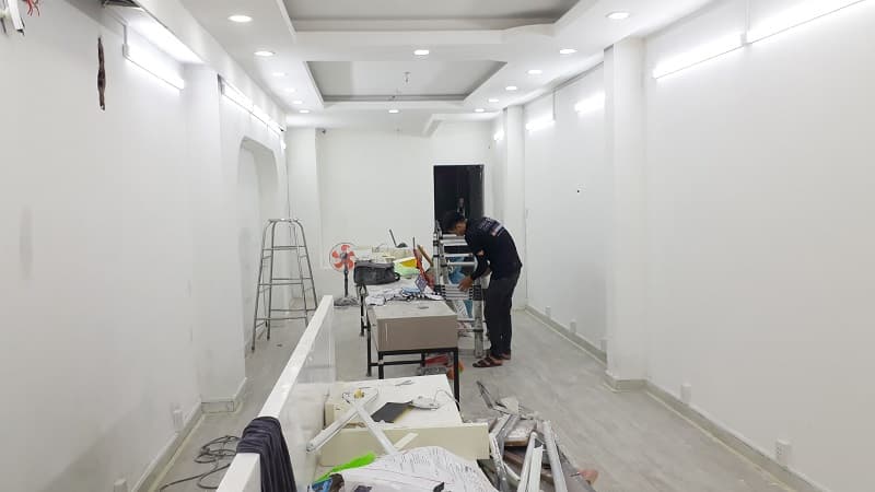 Hệ thống đèn ray nam châm hoàn thiện với nhiều loại đèn khác nhau, tạo hiệu ứng chiếu sáng đa dạng.