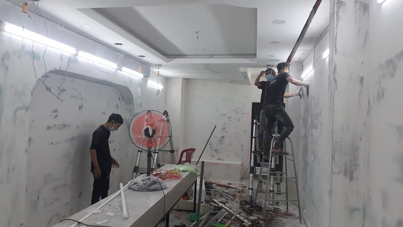 Đèn LED thanh nhôm âm trần tạo dải sáng liền mạch, sang trọng cho không gian.