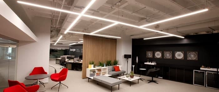 Lắp đặt dải led vào thanh nhôm một cách cẩn thận.