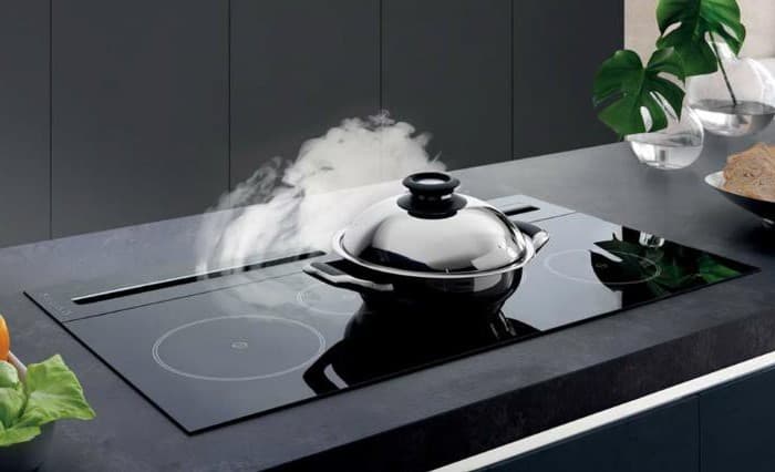 Thợ 1Fix đang kiểm tra hệ thống điện trước khi lắp đặt thiết bị bếp.