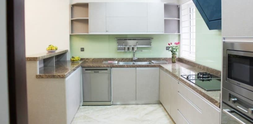 Hoàn tất lắp đặt bếp từ, đảm bảo thẩm mỹ và an toàn cho không gian bếp.