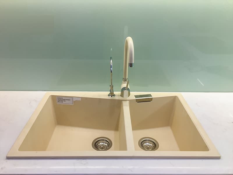 Thợ 1Fix đang hoàn thiện công đoạn lắp đặt hệ thống xả cho bồn rửa chén.