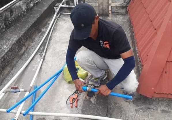 Dùng đèn khò nhiệt làm nóng chảy bề mặt ống PPR trước khi kết nối.