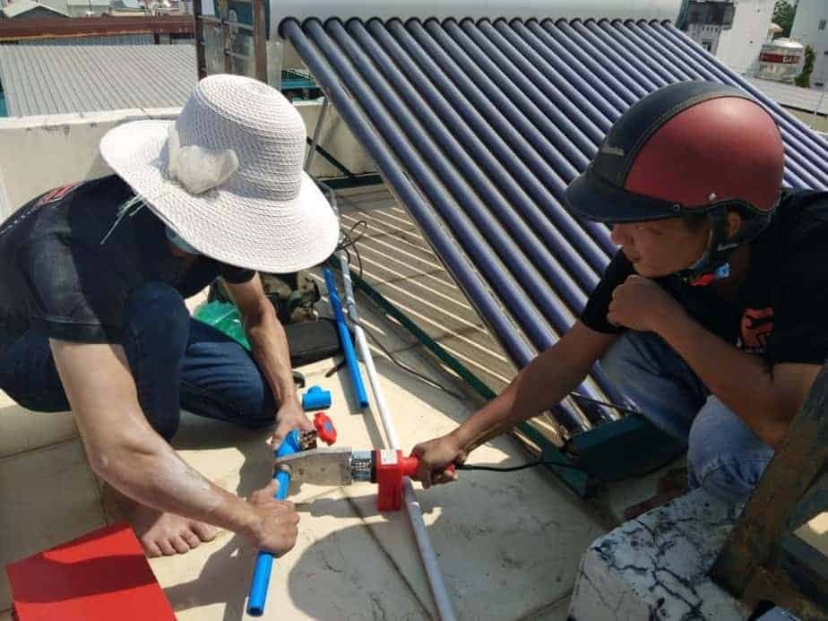  cận cảnh quá trình gia nhiệt cho phương pháp hàn lồng ống nhựa HDPE.