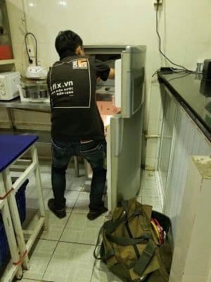 Kỹ thuật viên 1Fix đang kiểm tra và tiến hành thay quạt gió tủ lạnh tại nhà khách hàng.