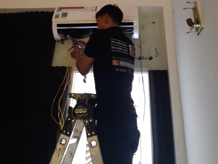 Thợ điện lạnh 1Fix thực hiện lắp đặt CB máy lạnh đúng quy trình kỹ thuật