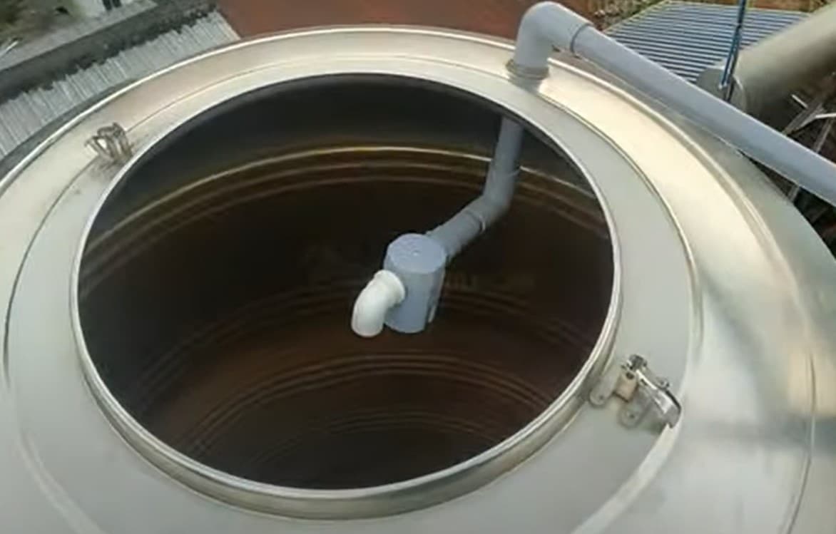 Hình ảnh minh họa vị trí lắp đặt phao nước thông minh vào thành bồn nước.