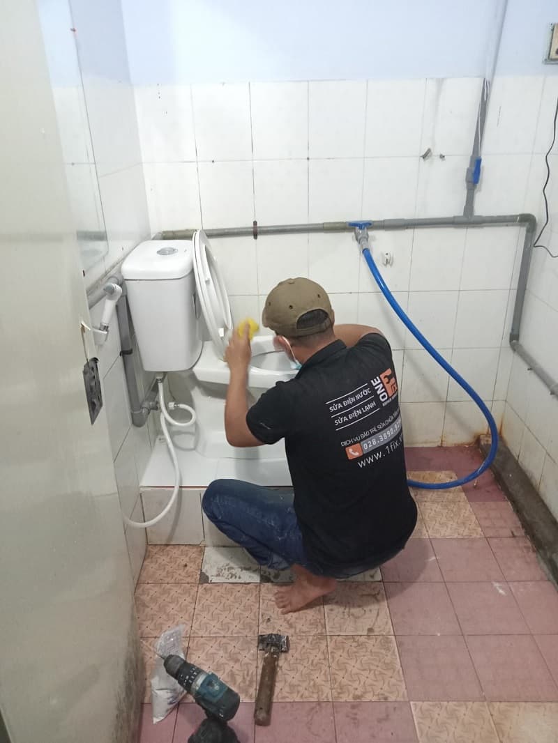 Nhà vệ sinh bị hôi: Nguyên nhân & Cách xử lý triệt để TPHCM