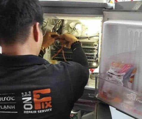 Thợ điện lạnh 1Fix kiểm tra các linh kiện bên trong ngăn đá của tủ lạnh.