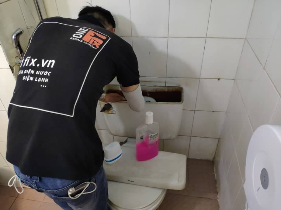 Thay phao bồn cầu bị gãy để khắc phục lỗi rò rỉ nước