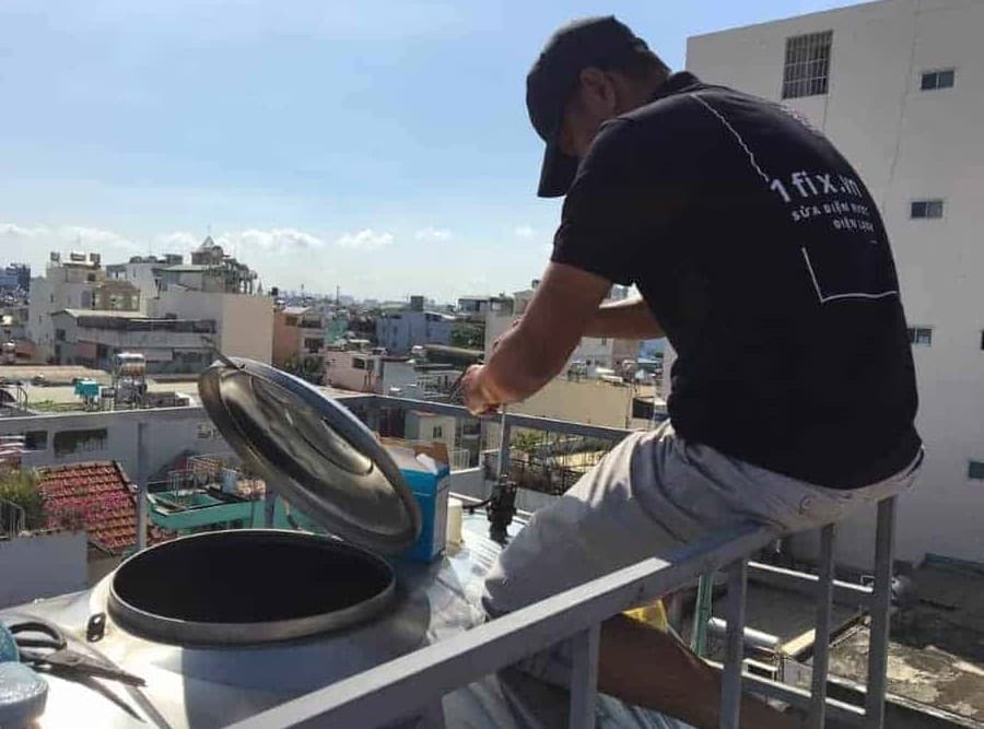 Thợ 1Fix đang kiểm tra và chuẩn bị thay phao bồn nước cho khách hàng tại TPHCM.