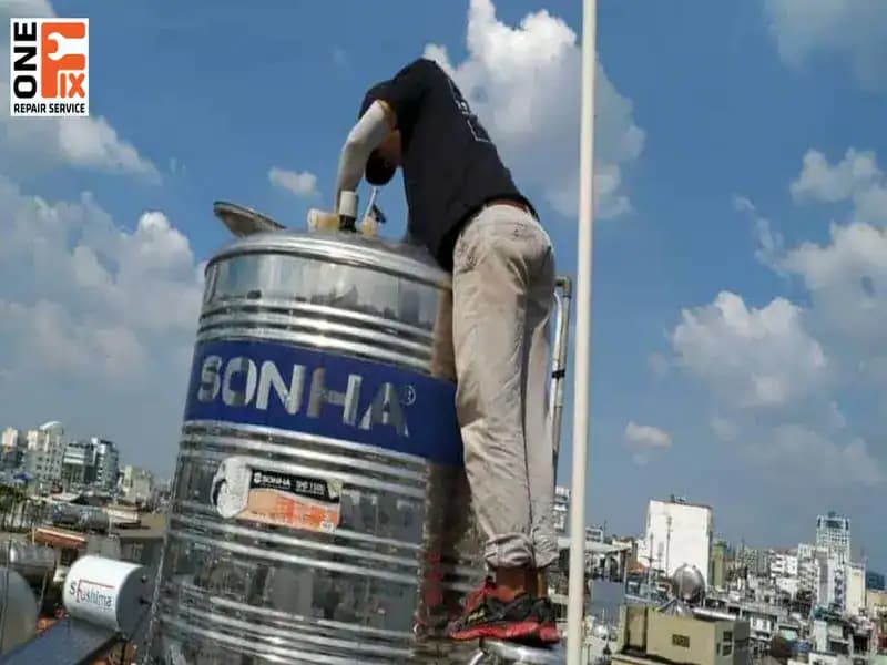 Thi công lắp bồn nước trên mái tôn để tận dụng tối đa diện tích sống cho gia đình.