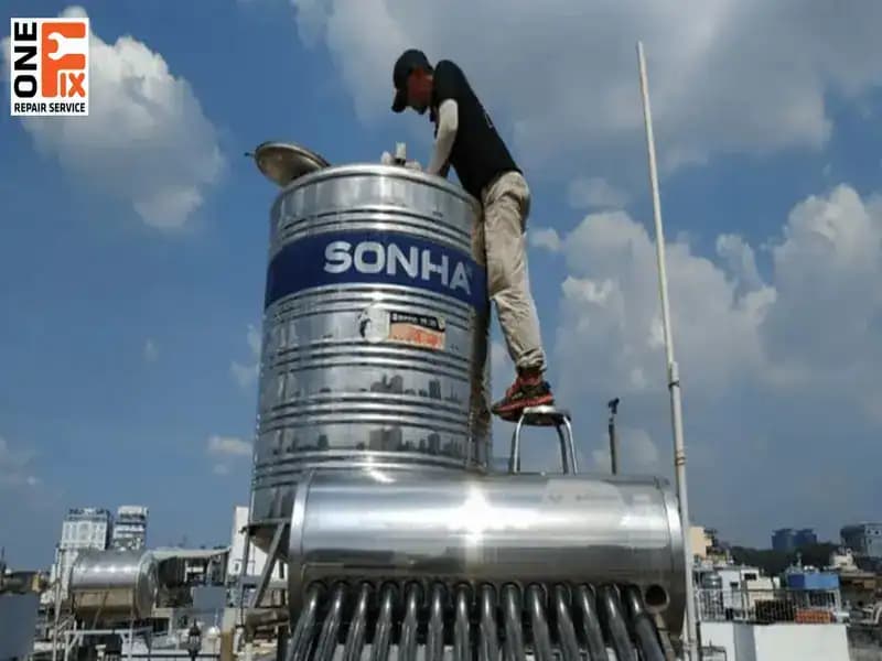 Quá trình thi công lắp bồn nước trên mái tôn đòi hỏi sự cẩn thận và đúng kỹ thuật để đảm bảo an toàn.