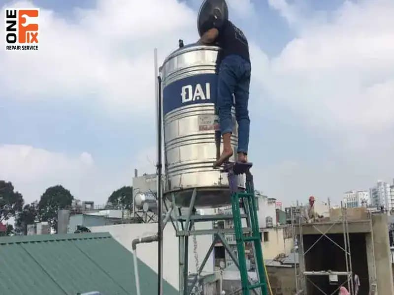 Lắp đặt bồn nước trên trụ đỡ riêng là giải pháp an toàn và bền vững nhất nếu có đủ không gian.