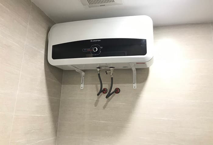 Thợ 1Fix kiểm tra và lắp đặt aptomat chống giật cho bình nóng lạnh tại nhà khách hàng TPHCM.