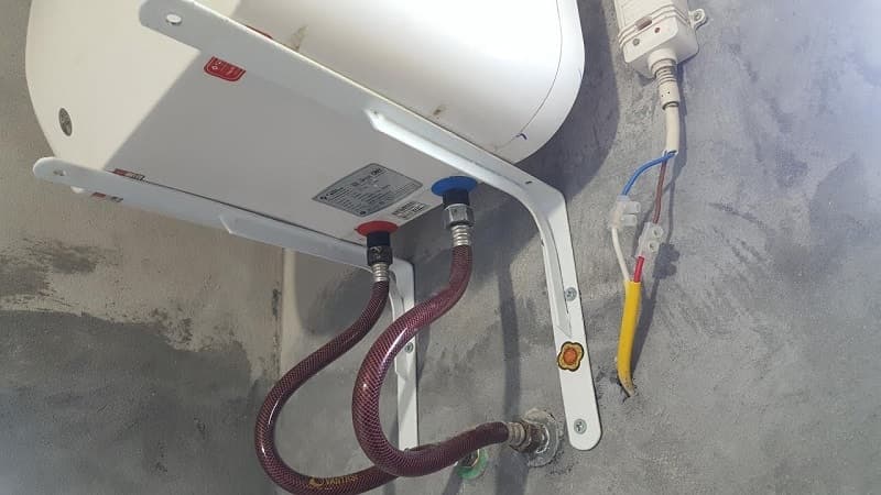 Hệ thống bình nóng lạnh đã được trang bị aptomat chống giật, sẵn sàng hoạt động an toàn.