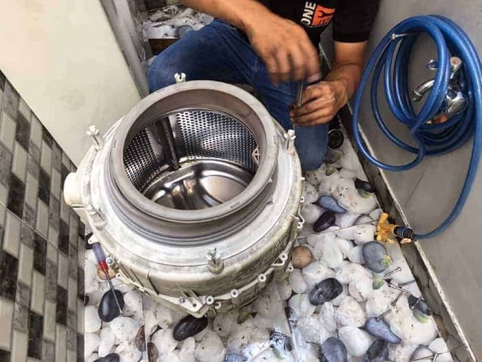 Thợ điện lạnh 1Fix kiểm tra máy giặt Toshiba báo lỗi E71 tại nhà khách hàng TPHCM