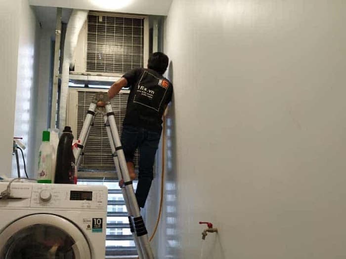 Kiểm tra bên trong lồng giặt Toshiba để tìm vật thể lạ gây kẹt