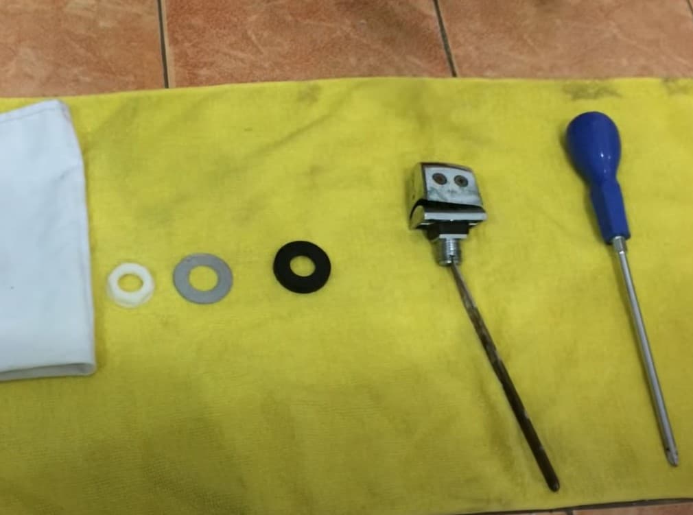 Vệ sinh cần gạt nước bồn cầu bị kẹt