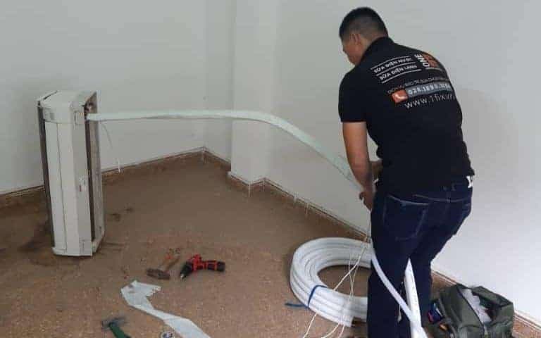 Thợ 1Fix đang tiến hành kiểm tra và sửa chữa dàn lạnh máy lạnh tại nhà khách hàng.