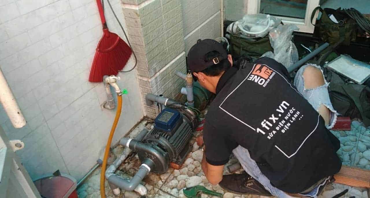 Thợ 1Fix đang tiến hành lắp đặt máy bơm tăng áp cho khách hàng tại TPHCM.