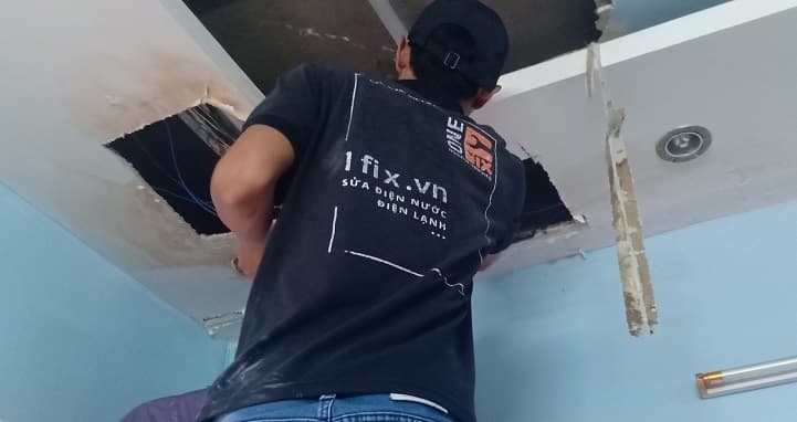 Ánh sáng từ đèn LED hắt trần tạo hiệu ứng đẹp mắt cho không gian phòng.