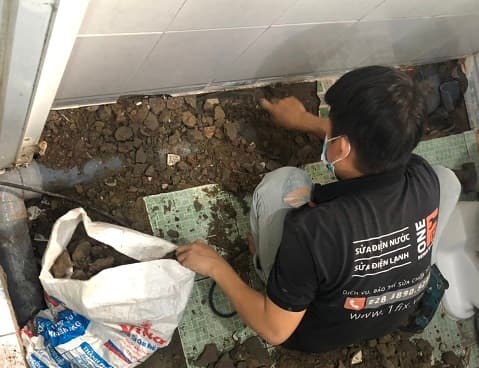 Hiện trạng cổ ống xuyên vách bị thấm nước nghiêm trọng, gây ố vàng và bong tróc.