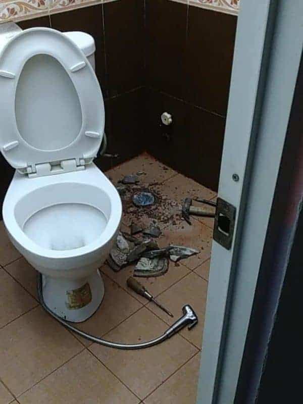 Bồn Cầu Bị Xì Hơi: Nguyên Nhân & Cách Khắc Phục Tại TPHCM