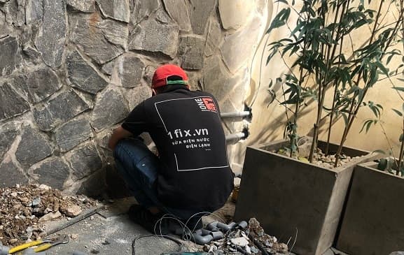 Hoàn thiện bề mặt keo Sikaflex sau khi bơm chống thấm cổ ống.