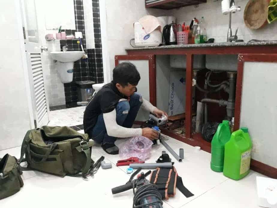 Các bộ phận kết nối của vòi nước nóng lạnh dưới bồn rửa