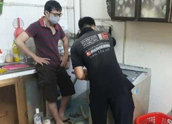 Kỹ thuật viên 1Fix kiểm tra máy giặt Samsung không vắt.