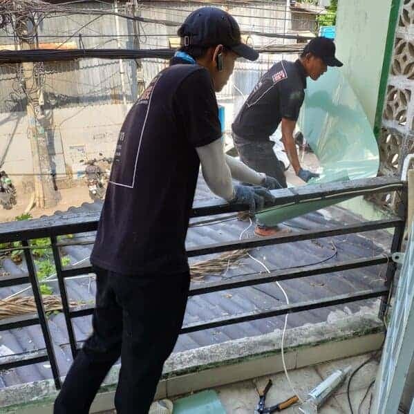 Thợ 1Fix đang thi công lắp đặt máng xối inox 304 cho nhà dân tại TPHCM