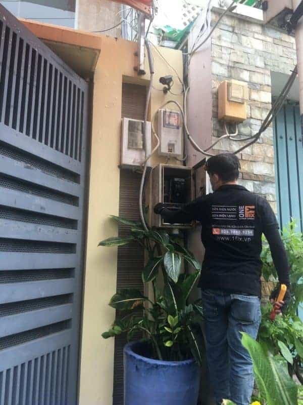 Thợ điện đang kiểm tra và khắc phục sự cố sụt áp trong mạch điện.