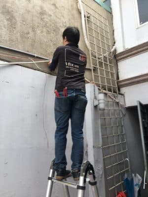 Thợ điện 1Fix sử dụng máy dò chuyên dụng để tìm chính xác vị trí dây điện đứt ngầm, hạn chế đục phá.